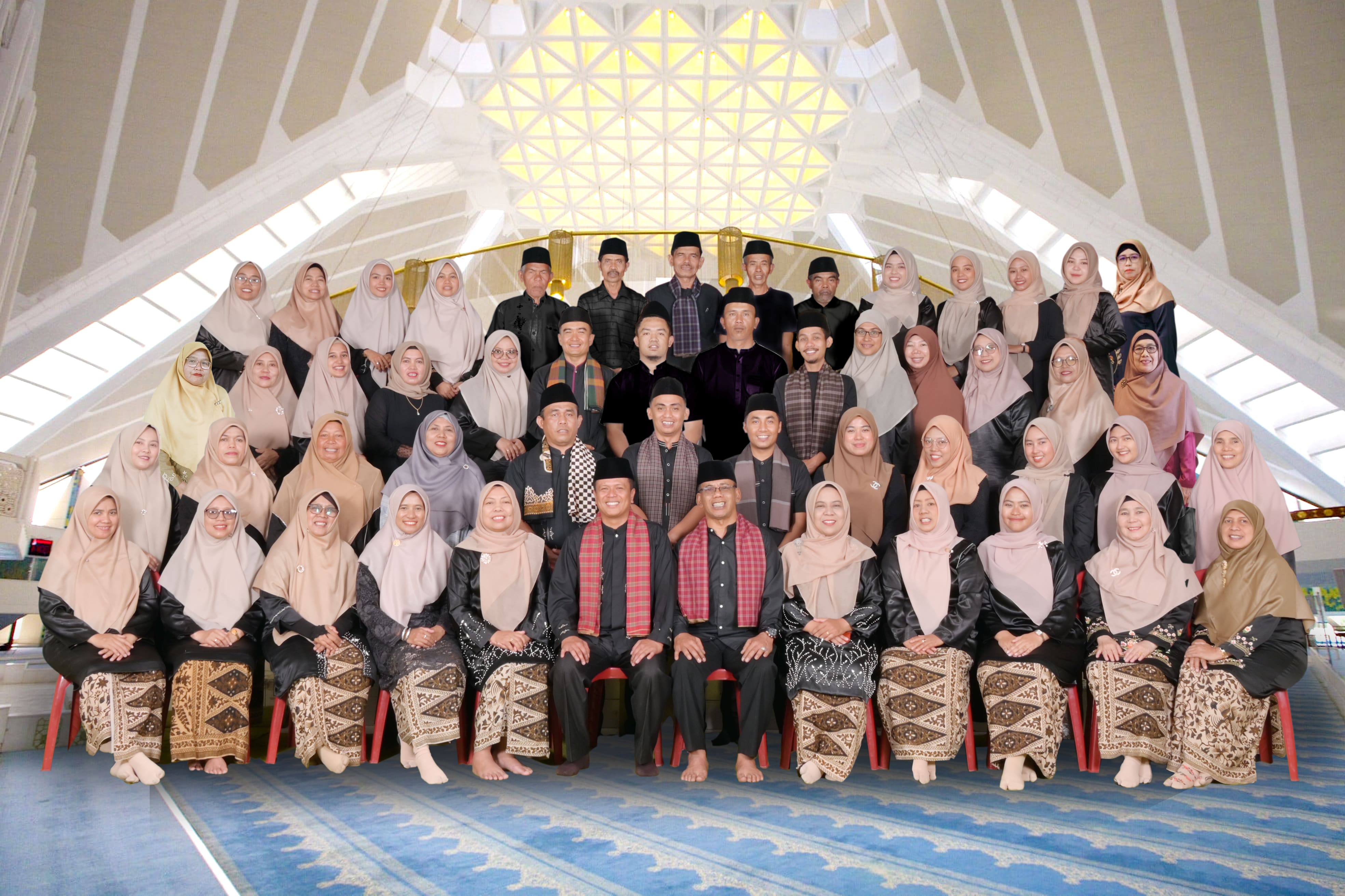 FOTO BERSAMA MAJELIS GURU DAN STAF TATA USAHA SMAN 1 TILATANG KAMANG